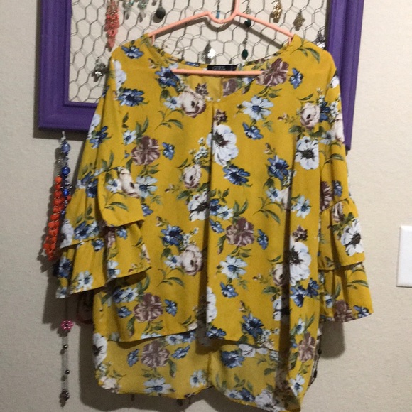 Cute top - Picture 1 of 3